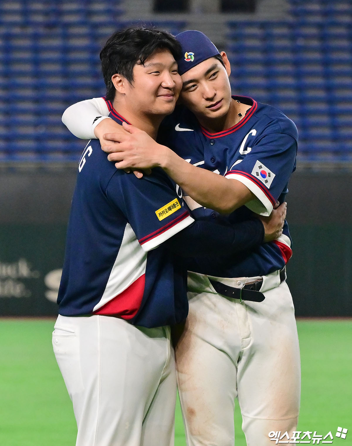 9일 오후 일본 도쿄돔에서 열린 2026 월드베이스볼클래식(WBC) C조 한국과 호주의 경기, 한국이 호주에 7:2로 승리하며 17년 만에 대회 2라운드 진출에 성공했다.  한국 문보경과 이정후가 기뻐하고 있다. 엑스포츠뉴스 DB