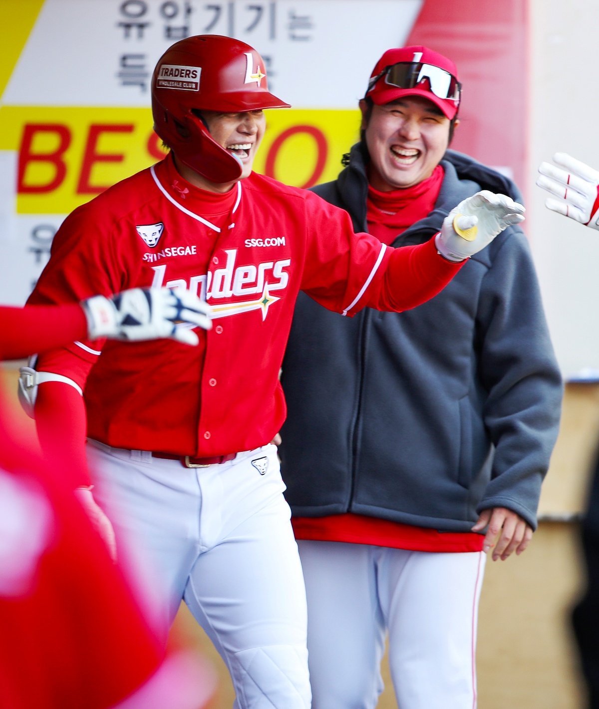 13일 오후 광주-KIA챔피언스필드에서 열린 2026 신한 SOL KBO리그 SSG 랜더스와 KIA 타이거즈의 시범경기, 2회초 무사 SSG 김재환이 1점홈런을 친 뒤 동료들과 기쁨을 나누고 있다. SSG 랜더스