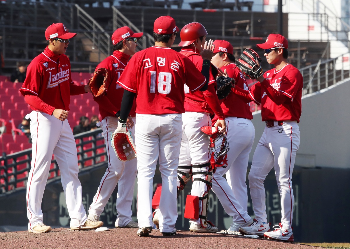 13일 오후 광주-KIA챔피언스필드에서 열린 2026 신한 SOL KBO리그 SSG 랜더스와 KIA 타이거즈의 시범경기, SSG가 선발 타케다의 무실점 호투에 힘입어 3:2로 승리하면서 시범경기 첫 승을 기록했다. SSG 랜더스