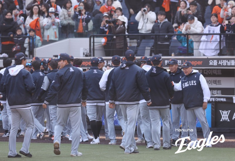 김경문 감독이 이끄는 한화 이글스가 13일 대전 한화생명 볼파크에서 열린 2026 KBO 시범경기에서 삼성 라이온즈를 3-2로 이겼다. 사진 한화 이글스