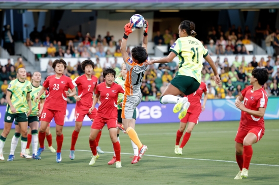 리성호 감독이 이끄는 북한 여자축구대표팀은 13일 호주 퍼스의 렉탱귤러 경기장에서 열린 2026 여자아시안컵 준준결승 호주와의 단판 승부에서 연이은 수비 실수로 전·후반 각각 한 골씩 허용해 1-2로 졌다. 북한은 두 골 차로 뒤진 상황에서 한 골 만회하면서 추격전에 나섰으나 끝내 동점포를 만들어내지 못하고 고개를 숙였다. 지난 2001년과 2003년, 2008년 등 총 세 차례에 걸쳐 여자아시안컵을 제패했던 북한은 18년 만의 정상 등극을 노렸으나 조별리그 중국전에 이어 호주에도 패하면서 4강 진출을 이루지 못했다. 북한은 또 다른 준결승인 일본-필리핀전 패자와 2027 브라질 여자월드컵 본선 티켓을 놓고 19일 호주 동부 휴양도시 골드코스트에서 플레이오프 단판 승부를 펼친다. 연합뉴스