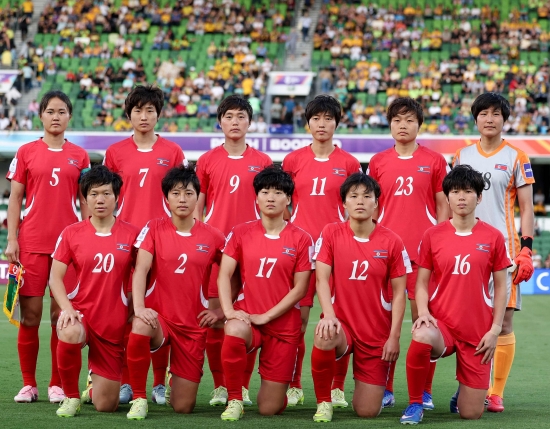 리성호 감독이 이끄는 북한 여자축구대표팀은 13일 호주 퍼스의 렉탱귤러 경기장에서 열린 2026 여자아시안컵 준준결승 호주와의 단판 승부에서 연이은 수비 실수로 전·후반 각각 한 골씩 허용해 1-2로 졌다. 북한은 두 골 차로 뒤진 상황에서 한 골 만회하면서 추격전에 나섰으나 끝내 동점포를 만들어내지 못하고 고개를 숙였다. 지난 2001년과 2003년, 2008년 등 총 세 차례에 걸쳐 여자아시안컵을 제패했던 북한은 18년 만의 정상 등극을 노렸으나 조별리그 중국전에 이어 호주에도 패하면서 4강 진출을 이루지 못했다. 북한은 또 다른 준결승인 일본-필리핀전 패자와 2027 브라질 여자월드컵 본선 티켓을 놓고 19일 호주 동부 휴양도시 골드코스트에서 플레이오프 단판 승부를 펼친다. 연합뉴스