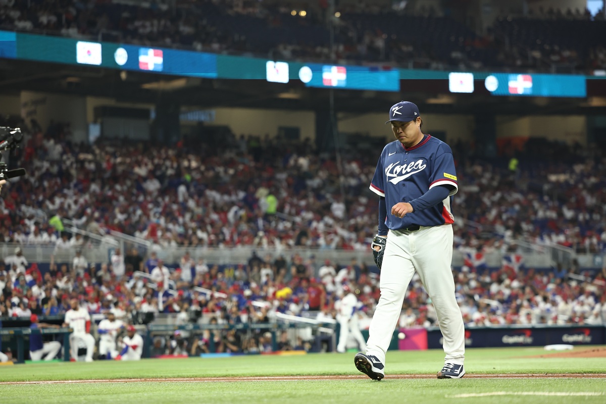 한국 야구대표팀 투수 류현진이 14일 미국 마이애미주 론디포 파크에서 열린 2026 월드베이스볼클래식 도미니카공화국과 8강전에 선발 등판해 1⅔이닝 3피안타 2볼넷 3실점을 기록했다. 류현진은 1회말 삼자범퇴로 기분 좋게 출발했지만 2회말 1사 1루 상황에서 치명적인 선제 적시 2루타를 맞아 한순간 무너졌다. 연합뉴스