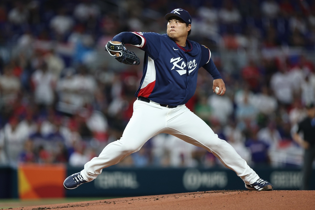 한국 야구가 17년 만에 진출한 월드베이스볼클래식(WBC) 토너먼트 무대를 8강에서 마감했다. 류지현 감독이 이끄는 한국은 14일 미국 플로리다주 마이애미 론디포파크에서 열린 2026 WBC 8강전 도미니카공화국과 경기에서 0-10으로 7회 콜드게임 패했다. 한국은 한 수 위 상대로 평가받는 도미니카공화국을 맞아 고전을 면치 못했다. 선발 류현진이 2회 3점을 내줬고, 3회에는 4명의 투수가 마운드에 올라가 안타 4개와 볼넷 3개로 추가 4실점 했다. 0-7로 끌려가던 7회에는 2사 후 오스틴 웰스(뉴욕 양키스)에게 3점 홈런을 허용해 그대로 무릎을 꿇었다. 타선에서는 지난해 미국 메이저리그(MLB) 내셔널리그 사이영상 2위를 차지한 왼팔 투수 크리스토페르 산체스(필라델피아 필리스)를 상대로 5회까지 삼진 8개를 당하고 2안타로 무득점에 그쳤다. 연합뉴스