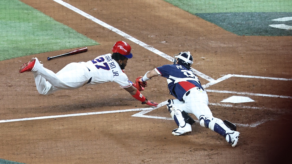 한국 야구가 17년 만에 진출한 월드베이스볼클래식(WBC) 토너먼트 무대를 8강에서 마감했다. 류지현 감독이 이끄는 한국은 14일 미국 플로리다주 마이애미 론디포파크에서 열린 2026 WBC 8강전 도미니카공화국과 경기에서 0-10으로 7회 콜드게임 패했다. 한국은 한 수 위 상대로 평가받는 도미니카공화국을 맞아 고전을 면치 못했다. 선발 류현진이 2회 3점을 내줬고, 3회에는 4명의 투수가 마운드에 올라가 안타 4개와 볼넷 3개로 추가 4실점 했다. 0-7로 끌려가던 7회에는 2사 후 오스틴 웰스(뉴욕 양키스)에게 3점 홈런을 허용해 그대로 무릎을 꿇었다. 타선에서는 지난해 미국 메이저리그(MLB) 내셔널리그 사이영상 2위를 차지한 왼팔 투수 크리스토페르 산체스(필라델피아 필리스)를 상대로 5회까지 삼진 8개를 당하고 2안타로 무득점에 그쳤다. 연합뉴스