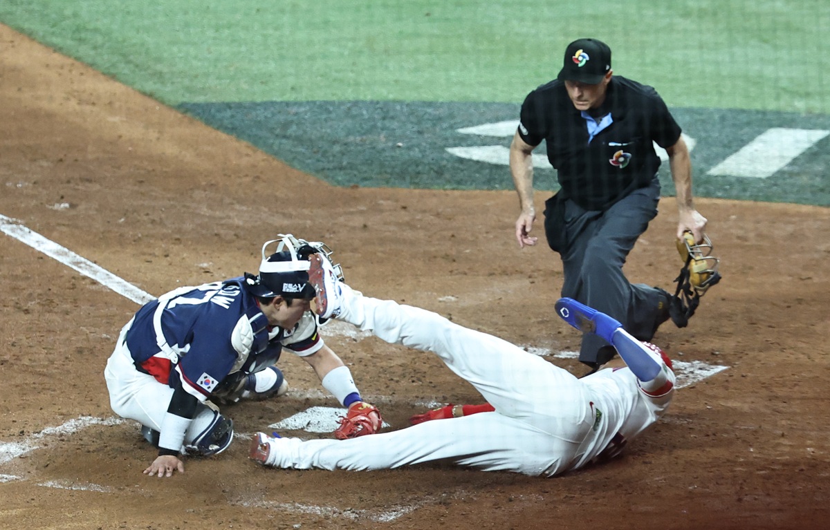 한국 야구가 17년 만에 진출한 월드베이스볼클래식(WBC) 토너먼트 무대를 8강에서 마감했다. 류지현 감독이 이끄는 한국은 14일 미국 플로리다주 마이애미 론디포파크에서 열린 2026 WBC 8강전 도미니카공화국과 경기에서 0-10으로 7회 콜드게임 패했다. 한국은 한 수 위 상대로 평가받는 도미니카공화국을 맞아 고전을 면치 못했다. 선발 류현진이 2회 3점을 내줬고, 3회에는 4명의 투수가 마운드에 올라가 안타 4개와 볼넷 3개로 추가 4실점 했다. 0-7로 끌려가던 7회에는 2사 후 오스틴 웰스(뉴욕 양키스)에게 3점 홈런을 허용해 그대로 무릎을 꿇었다. 타선에서는 지난해 미국 메이저리그(MLB) 내셔널리그 사이영상 2위를 차지한 왼팔 투수 크리스토페르 산체스(필라델피아 필리스)를 상대로 5회까지 삼진 8개를 당하고 2안타로 무득점에 그쳤다. 연합뉴스