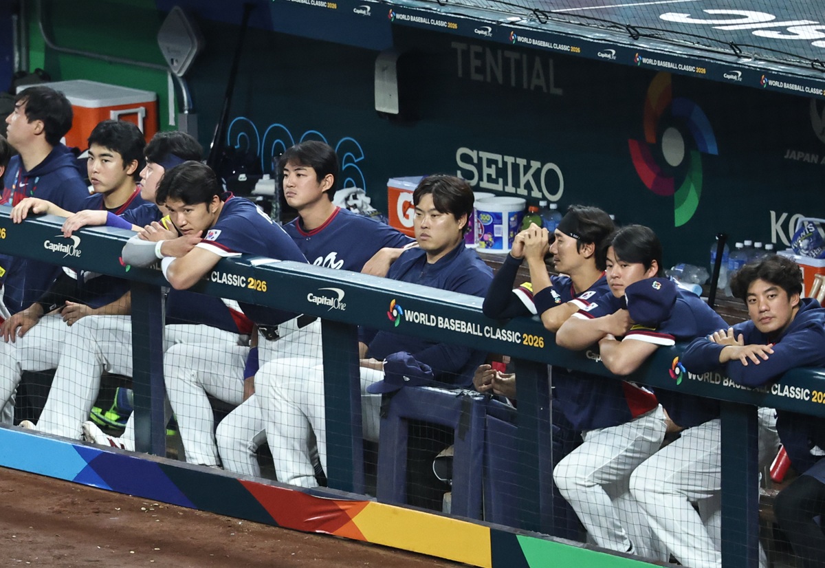 한국 야구가 17년 만에 진출한 월드베이스볼클래식(WBC) 토너먼트 무대를 8강에서 마감했다. 류지현 감독이 이끄는 한국은 14일 미국 플로리다주 마이애미 론디포파크에서 열린 2026 WBC 8강전 도미니카공화국과 경기에서 0-10으로 7회 콜드게임 패했다. 한국은 한 수 위 상대로 평가받는 도미니카공화국을 맞아 고전을 면치 못했다. 선발 류현진이 2회 3점을 내줬고, 3회에는 4명의 투수가 마운드에 올라가 안타 4개와 볼넷 3개로 추가 4실점 했다. 0-7로 끌려가던 7회에는 2사 후 오스틴 웰스(뉴욕 양키스)에게 3점 홈런을 허용해 그대로 무릎을 꿇었다. 타선에서는 지난해 미국 메이저리그(MLB) 내셔널리그 사이영상 2위를 차지한 왼팔 투수 크리스토페르 산체스(필라델피아 필리스)를 상대로 5회까지 삼진 8개를 당하고 2안타로 무득점에 그쳤다. 연합뉴스