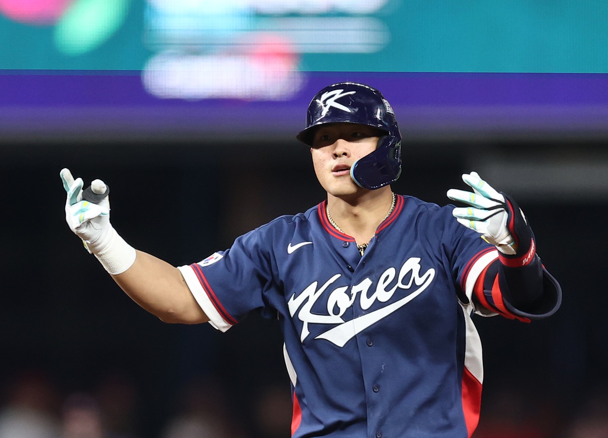 한국 야구가 17년 만에 진출한 월드베이스볼클래식(WBC) 토너먼트 무대를 8강에서 마감했다. 류지현 감독이 이끄는 한국은 14일 미국 플로리다주 마이애미 론디포파크에서 열린 2026 WBC 8강전 도미니카공화국과 경기에서 0-10으로 7회 콜드게임 패했다. 한국은 한 수 위 상대로 평가받는 도미니카공화국을 맞아 고전을 면치 못했다. 선발 류현진이 2회 3점을 내줬고, 3회에는 4명의 투수가 마운드에 올라가 안타 4개와 볼넷 3개로 추가 4실점 했다. 0-7로 끌려가던 7회에는 2사 후 오스틴 웰스(뉴욕 양키스)에게 3점 홈런을 허용해 그대로 무릎을 꿇었다. 타선에서는 지난해 미국 메이저리그(MLB) 내셔널리그 사이영상 2위를 차지한 왼팔 투수 크리스토페르 산체스(필라델피아 필리스)를 상대로 5회까지 삼진 8개를 당하고 2안타로 무득점에 그쳤다. 연합뉴스