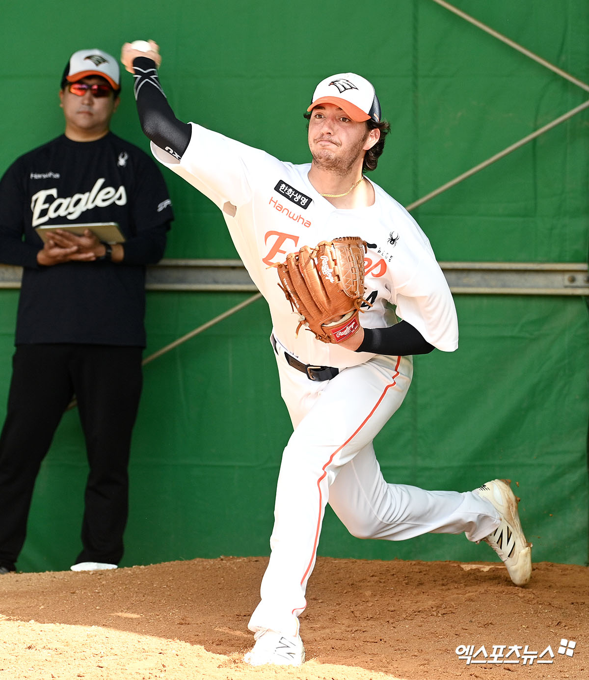 21일 오전 일본 오키나와 고친다 구장에서 진행된 한화 이글스 2차 스프링캠프, 한화 화이트가 불펜 피칭을 하고 있다. 엑스포츠뉴스 DB