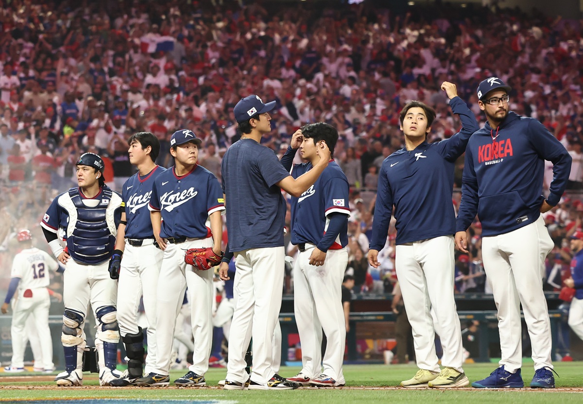 2026 월드베이스볼클래식(WBC) 8강에서 탈락한 한국 야구대표팀이 전세기편으로 귀국길에 오른다. KBO는 14일 WBC 8강에서 탈락한 한국 야구대표팀 귀국 일정을 공개했다. 대표팀 선수단은 앞서 미국 마이애미로 이동할 때 탑승한 아틀라스에어(Atlas Air) 전세기를 또 이용해 인천으로 이동할 예정이다. KBO에 따르면 대표팀 선수단은 14일(미국 동부시간) 정오 마이애미에서 전세기에 탑승해 출국한다. 항공편은 미국 알래스카를 경유한 뒤 인천국제공항 제1터미널에 도착하는 일정이다. 한국 대표팀 도착 예정 시간은 3월 15일(한국시간) 저녁이다. 이번 이동에는 WBC 2라운드 진출 당시에도 사용됐던 아틀라스 항공 전세기(보잉 B747-400)가 다시 투입될 것으로 알려졌다. 연합뉴스