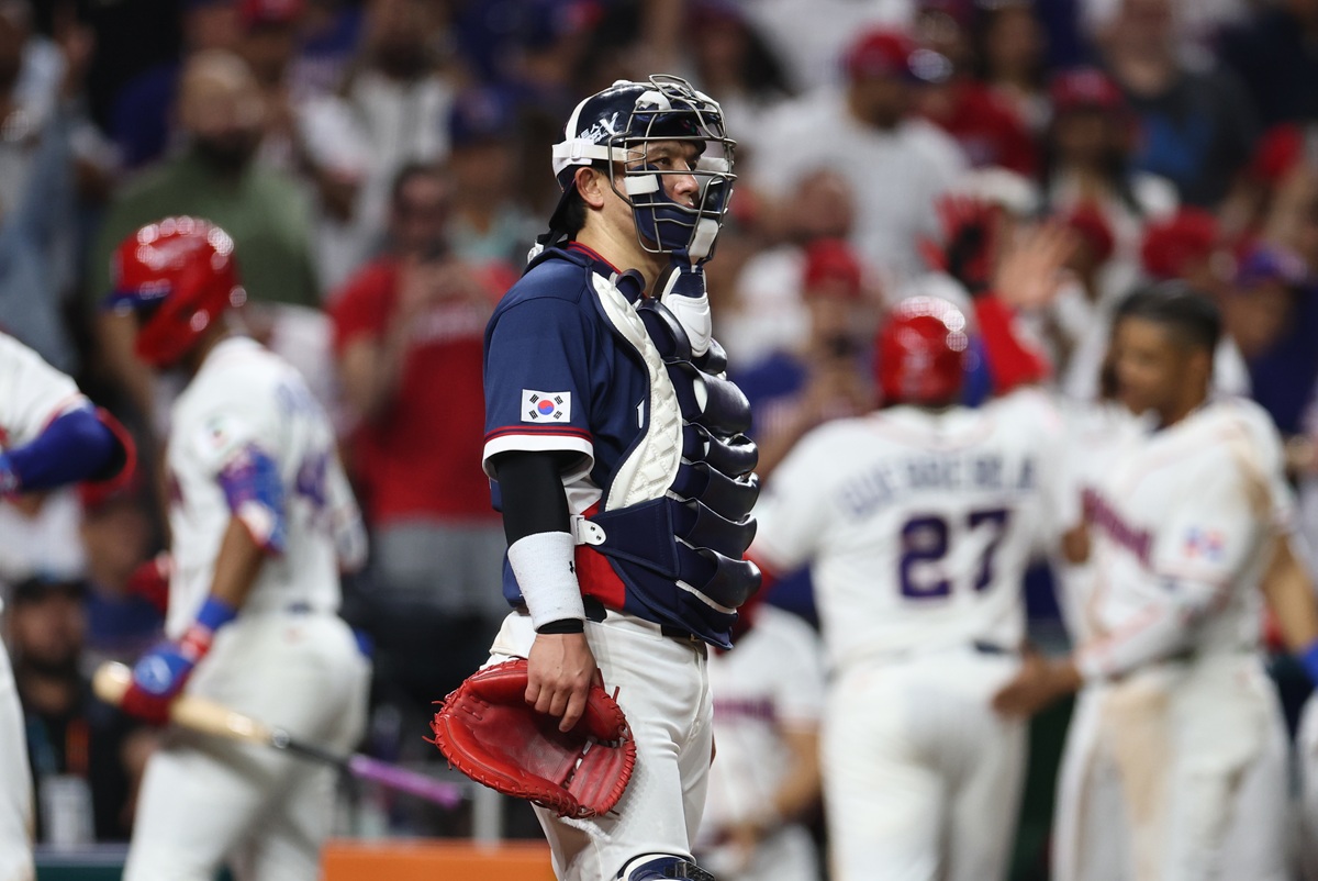 2026 월드베이스볼클래식(WBC) 8강에서 탈락한 한국 야구대표팀이 전세기편으로 귀국길에 오른다. KBO는 14일 WBC 8강에서 탈락한 한국 야구대표팀 귀국 일정을 공개했다. 대표팀 선수단은 앞서 미국 마이애미로 이동할 때 탑승한 아틀라스에어(Atlas Air) 전세기를 또 이용해 인천으로 이동할 예정이다. KBO에 따르면 대표팀 선수단은 14일(미국 동부시간) 정오 마이애미에서 전세기에 탑승해 출국한다. 항공편은 미국 알래스카를 경유한 뒤 인천국제공항 제1터미널에 도착하는 일정이다. 한국 대표팀 도착 예정 시간은 3월 15일(한국시간) 저녁이다. 이번 이동에는 WBC 2라운드 진출 당시에도 사용됐던 아틀라스 항공 전세기(보잉 B747-400)가 다시 투입될 것으로 알려졌다. 연합뉴스