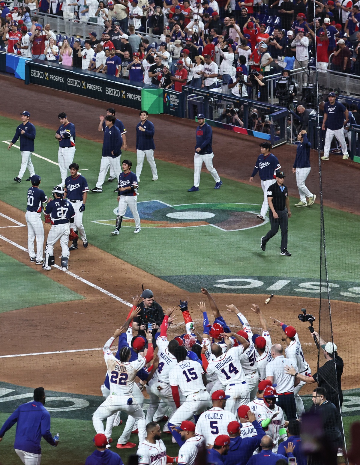 2026 월드베이스볼클래식(WBC) 8강에서 탈락한 한국 야구대표팀이 전세기편으로 귀국길에 오른다. KBO는 14일 WBC 8강에서 탈락한 한국 야구대표팀 귀국 일정을 공개했다. 대표팀 선수단은 앞서 미국 마이애미로 이동할 때 탑승한 아틀라스에어(Atlas Air) 전세기를 또 이용해 인천으로 이동할 예정이다. KBO에 따르면 대표팀 선수단은 14일(미국 동부시간) 정오 마이애미에서 전세기에 탑승해 출국한다. 항공편은 미국 알래스카를 경유한 뒤 인천국제공항 제1터미널에 도착하는 일정이다. 한국 대표팀 도착 예정 시간은 3월 15일(한국시간) 저녁이다. 이번 이동에는 WBC 2라운드 진출 당시에도 사용됐던 아틀라스 항공 전세기(보잉 B747-400)가 다시 투입될 것으로 알려졌다. 연합뉴스