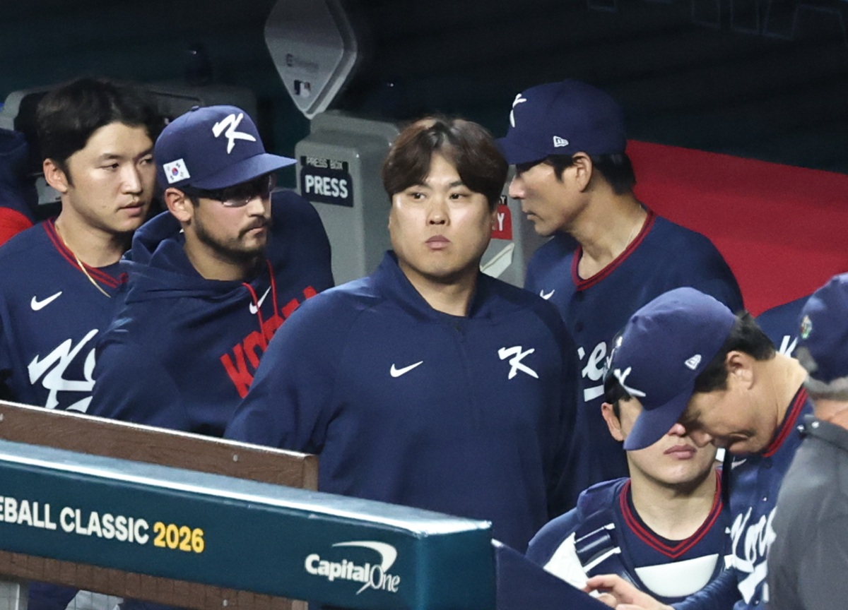 2026 월드베이스볼클래식(WBC) 8강에서 탈락한 한국 야구대표팀이 전세기편으로 귀국길에 오른다. KBO는 14일 WBC 8강에서 탈락한 한국 야구대표팀 귀국 일정을 공개했다. 대표팀 선수단은 앞서 미국 마이애미로 이동할 때 탑승한 아틀라스에어(Atlas Air) 전세기를 또 이용해 인천으로 이동할 예정이다. KBO에 따르면 대표팀 선수단은 14일(미국 동부시간) 정오 마이애미에서 전세기에 탑승해 출국한다. 항공편은 미국 알래스카를 경유한 뒤 인천국제공항 제1터미널에 도착하는 일정이다. 한국 대표팀 도착 예정 시간은 3월 15일(한국시간) 저녁이다. 이번 이동에는 WBC 2라운드 진출 당시에도 사용됐던 아틀라스 항공 전세기(보잉 B747-400)가 다시 투입될 것으로 알려졌다. 연합뉴스