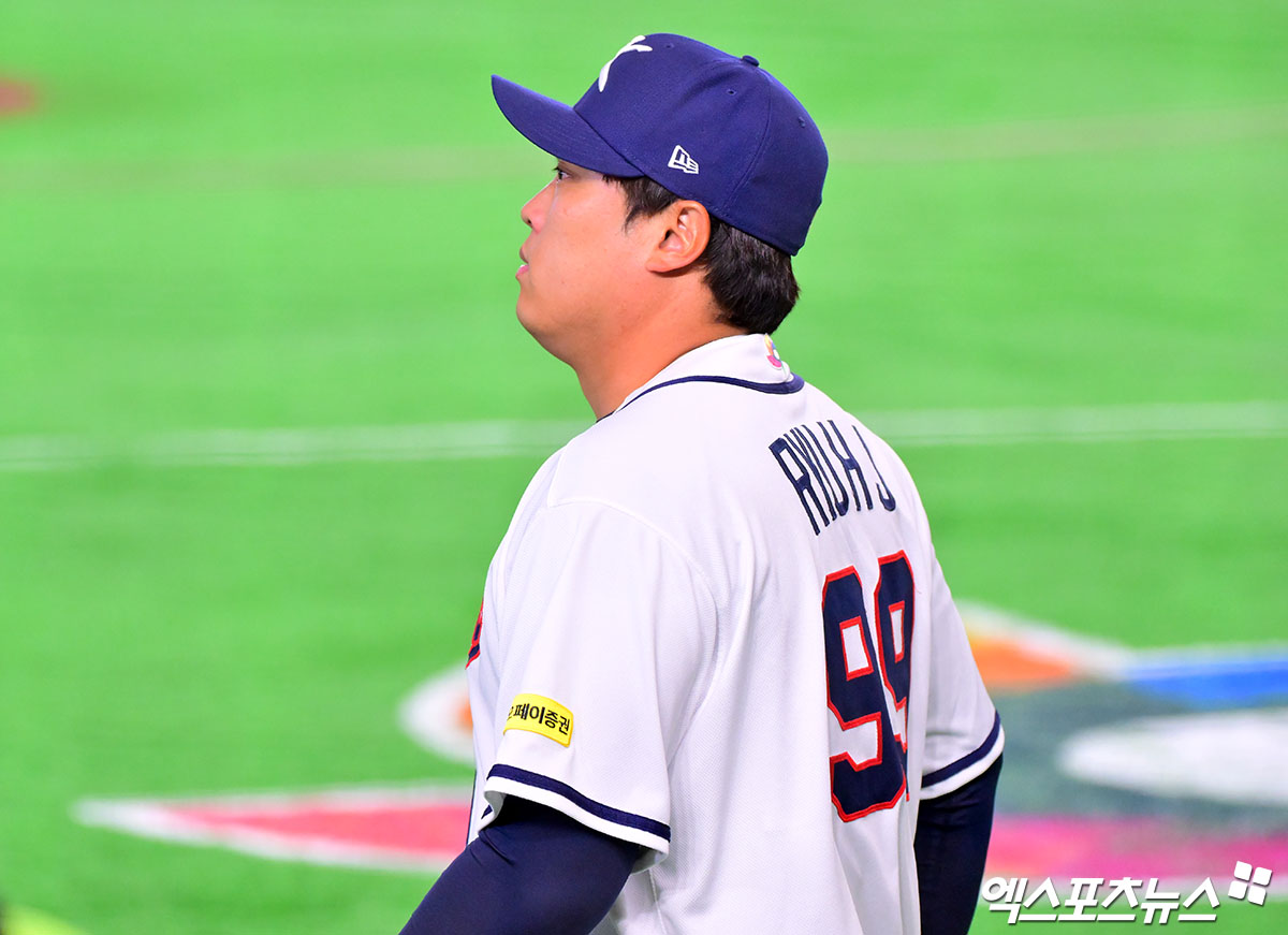 8일 오후 일본 도쿄돔에서 열린 2026 월드베이스볼클래식(WBC) C조 한국과 대만의 경기, 한국 선발투수 류현진이 웜업을 위해 그라운드로 나서고 있다. 엑스포츠뉴스 DB