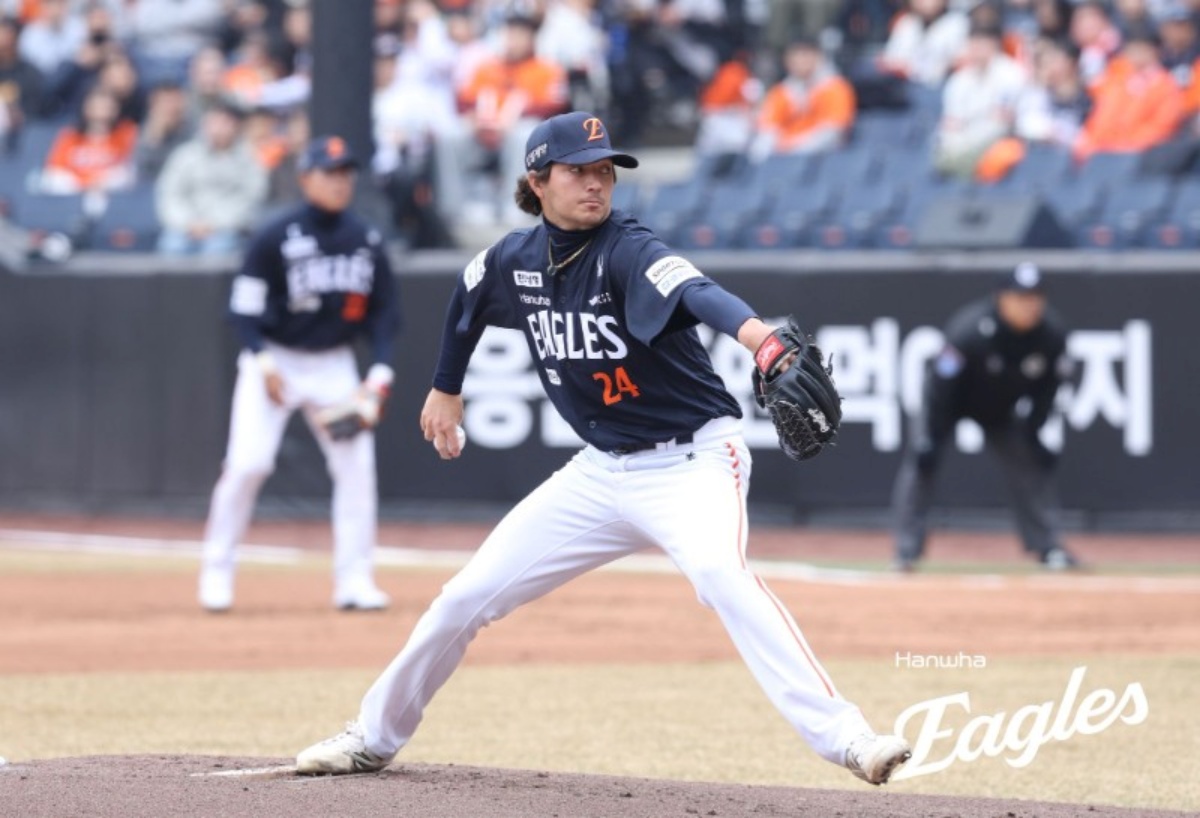 14일 오후 대전 한화생명 볼파크에서 열린 2026 신한 SOL KBO리그 시범경기 SSG 랜더스와 한화 이글스의 경기, 한화 선발 오웬 화이트가 공을 힘차게 던지고 있다. 한화 이글스
