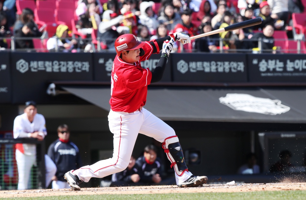 SSG 랜더스 내야수 고명준이 14일 대전 한화생명 볼파크에서 열린 2026 신한 SOL KBO리그 한화 이글스와의 시범경기에서 4번 지명타자로 선발 출전해 홈런 1개 포함 3안타 활약을 펼쳤다. SSG 랜더스