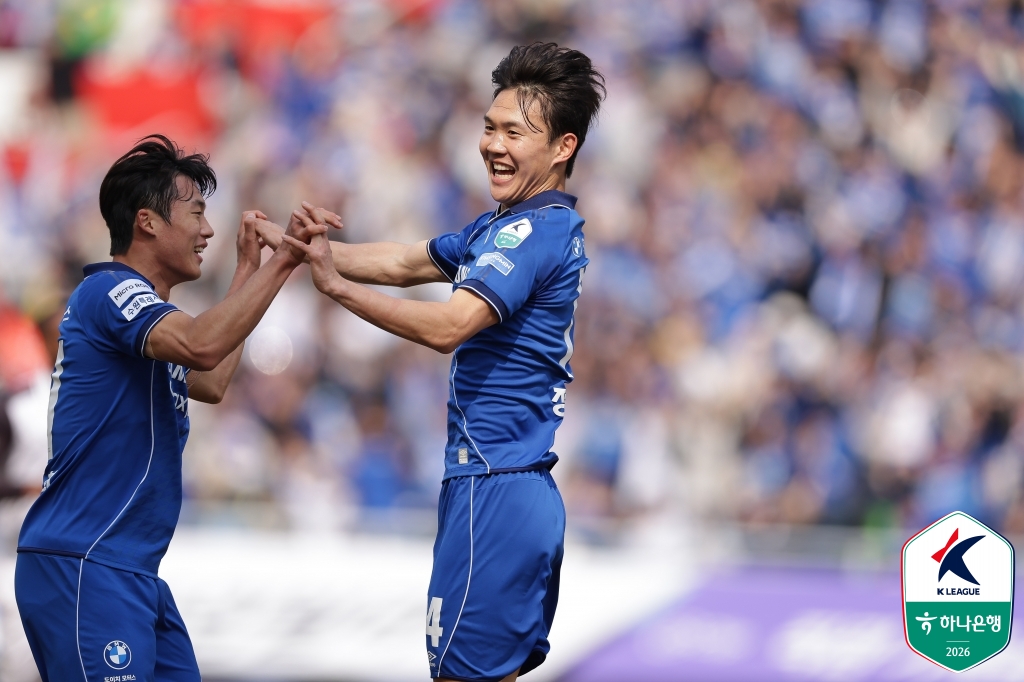 이정효 감독이 이끄는 수원삼성은 14일 수원월드컵경기장에서 열린 하나은행 K리그2 2026 3라운드 홈 경기에서 전남 드래곤즈를 전반 34분 정호연의 선제골과 후반 26분 헤이스의 추가골에 힘입어 2-0으로 격파했다. 2026시즌을 앞두고 수원에 영입된 정호연과 헤이스는 나란히 골을 터트리면서 수원 데뷔골을 기록했다. 더불어 벤치 명단에 포함된 고승범도 후반전 교체로 나오면서 2023시즌 이후 3시즌 만에 수원 복귀전을 가졌다. 이날 전남을 완파하면서 수원은 2026시즌 개막 후 3연승을 달렸다. 한국프로축구연맹 제공