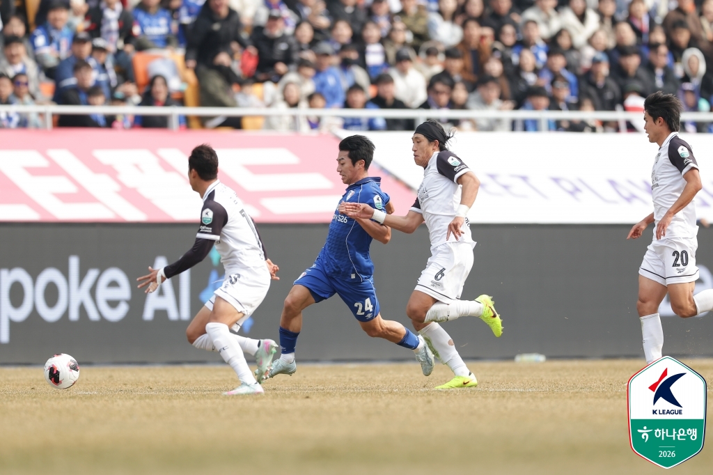 이정효 감독이 이끄는 수원삼성은 14일 수원월드컵경기장에서 열린 하나은행 K리그2 2026 3라운드 홈 경기에서 전남 드래곤즈를 전반 34분 정호연의 선제골과 후반 26분 헤이스의 추가골에 힘입어 2-0으로 격파했다. 2026시즌을 앞두고 수원에 영입된 정호연과 헤이스는 나란히 골을 터트리면서 수원 데뷔골을 기록했다. 더불어 벤치 명단에 포함된 고승범도 후반전 교체로 나오면서 2023시즌 이후 3시즌 만에 수원 복귀전을 가졌다. 이날 전남을 완파하면서 수원은 2026시즌 개막 후 3연승을 달렸다. 한국프로축구연맹 제공