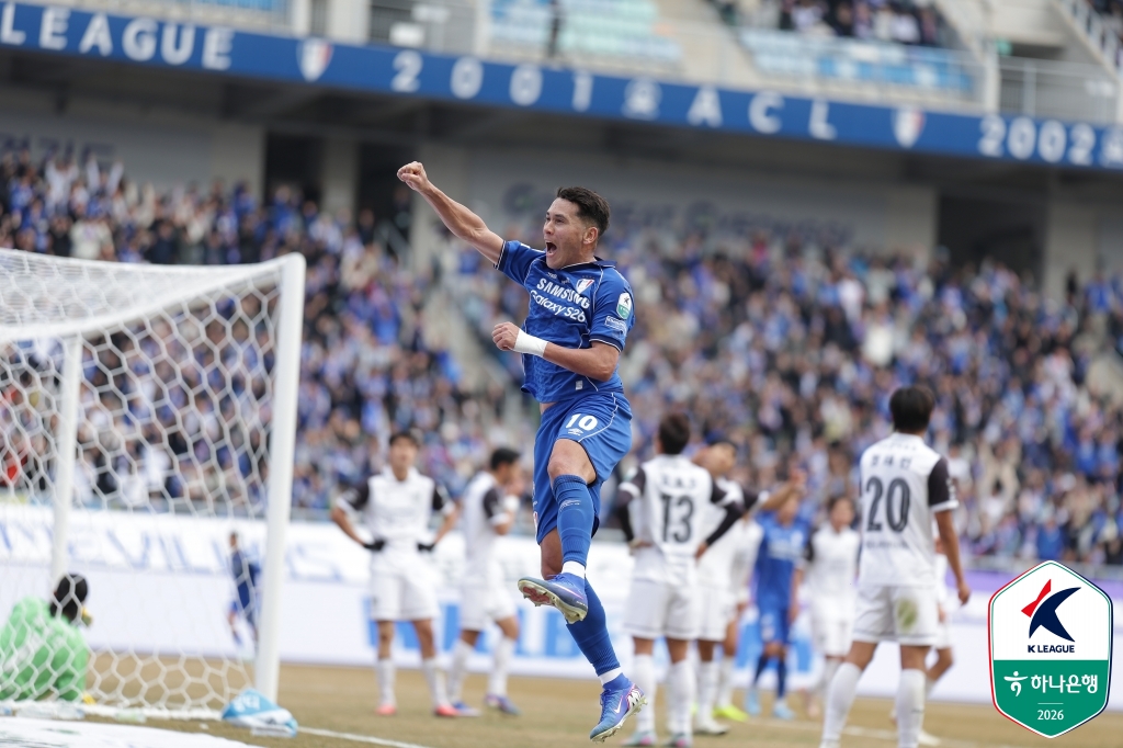 이정효 감독이 이끄는 수원삼성은 14일 수원월드컵경기장에서 열린 하나은행 K리그2 2026 3라운드 홈 경기에서 전남 드래곤즈를 전반 34분 정호연의 선제골과 후반 26분 헤이스의 추가골에 힘입어 2-0으로 격파했다. 2026시즌을 앞두고 수원에 영입된 정호연과 헤이스는 나란히 골을 터트리면서 수원 데뷔골을 기록했다. 더불어 벤치 명단에 포함된 고승범도 후반전 교체로 나오면서 2023시즌 이후 3시즌 만에 수원 복귀전을 가졌다. 이날 전남을 완파하면서 수원은 2026시즌 개막 후 3연승을 달렸다. 한국프로축구연맹 제공