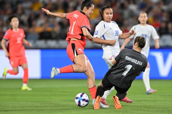 한국 여자축구대표팀이 내년 브라질에서 열리는 2027 국제축구연맹(FIFA) 여자월드컵 출전권을 확보했다. 현재 호주에서 열리고 있는 2026 아시아축구연맹(AFC) 여자 아시안컵 준준결승에서 우즈베키스탄을 대파하고 준결승에 진출하면서 아시아에 주어진 여자월드컵 직행 티켓 6장 중 한 장을 챙겼다. 개최국 브라질을 빼고 전세계에서 여자월드컵 출전 티켓을 따낸 것은 호주, 중국 다음으로 한국이 세 번째다. 신상우 감독이 이끄는 한국 여자축구대표팀은 14일(한국시간) 호주 시드니의 스타디움 오스트레일리아에서 열린 우즈베키스탄과의 2026 AFC 여자아시안컵 준준결승에서 전반 2골, 후반 4골을 퍼부어 6-0 대승을 일궈냈다. 한국의 준결승 상대는 일본이 유력하다. 연합뉴스
