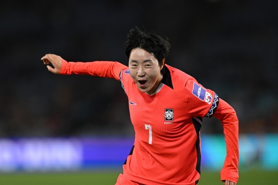 한국 여자축구대표팀이 내년 브라질에서 열리는 2027 국제축구연맹(FIFA) 여자월드컵 출전권을 확보했다. 현재 호주에서 열리고 있는 2026 아시아축구연맹(AFC) 여자 아시안컵 준준결승에서 우즈베키스탄을 대파하고 준결승에 진출하면서 아시아에 주어진 여자월드컵 직행 티켓 6장 중 한 장을 챙겼다. 개최국 브라질을 빼고 전세계에서 여자월드컵 출전 티켓을 따낸 것은 호주, 중국 다음으로 한국이 세 번째다. 신상우 감독이 이끄는 한국 여자축구대표팀은 14일(한국시간) 호주 시드니의 스타디움 오스트레일리아에서 열린 우즈베키스탄과의 2026 AFC 여자아시안컵 준준결승에서 전반 2골, 후반 4골을 퍼부어 6-0 대승을 일궈냈다. 한국의 준결승 상대는 일본이 유력하다. 연합뉴스