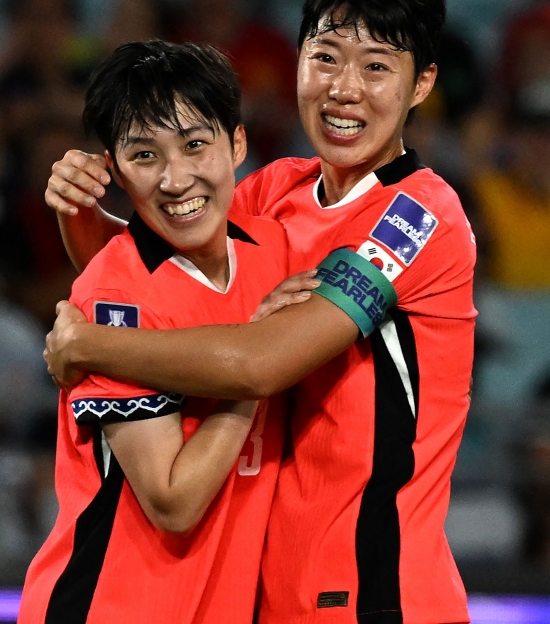 한국 여자축구대표팀이 내년 브라질에서 열리는 2027 국제축구연맹(FIFA) 여자월드컵 출전권을 확보했다. 현재 호주에서 열리고 있는 2026 아시아축구연맹(AFC) 여자 아시안컵 준준결승에서 우즈베키스탄을 대파하고 준결승에 진출하면서 아시아에 주어진 여자월드컵 직행 티켓 6장 중 한 장을 챙겼다. 개최국 브라질을 빼고 전세계에서 여자월드컵 출전 티켓을 따낸 것은 호주, 중국 다음으로 한국이 세 번째다. 신상우 감독이 이끄는 한국 여자축구대표팀은 14일(한국시간) 호주 시드니의 스타디움 오스트레일리아에서 열린 우즈베키스탄과의 2026 AFC 여자아시안컵 준준결승에서 전반 2골, 후반 4골을 퍼부어 6-0 대승을 일궈냈다. 한국의 준결승 상대는 일본이 유력하다. 연합뉴스