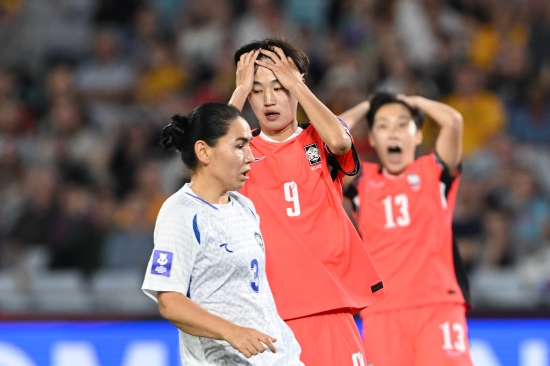 한국 여자축구대표팀이 내년 브라질에서 열리는 2027 국제축구연맹(FIFA) 여자월드컵 출전권을 확보했다. 현재 호주에서 열리고 있는 2026 아시아축구연맹(AFC) 여자 아시안컵 준준결승에서 우즈베키스탄을 대파하고 준결승에 진출하면서 아시아에 주어진 여자월드컵 직행 티켓 6장 중 한 장을 챙겼다. 개최국 브라질을 빼고 전세계에서 여자월드컵 출전 티켓을 따낸 것은 호주, 중국 다음으로 한국이 세 번째다. 신상우 감독이 이끄는 한국 여자축구대표팀은 14일(한국시간) 호주 시드니의 스타디움 오스트레일리아에서 열린 우즈베키스탄과의 2026 AFC 여자아시안컵 준준결승에서 전반 2골, 후반 4골을 퍼부어 6-0 대승을 일궈냈다. 한국의 준결승 상대는 일본이 유력하다. 연합뉴스