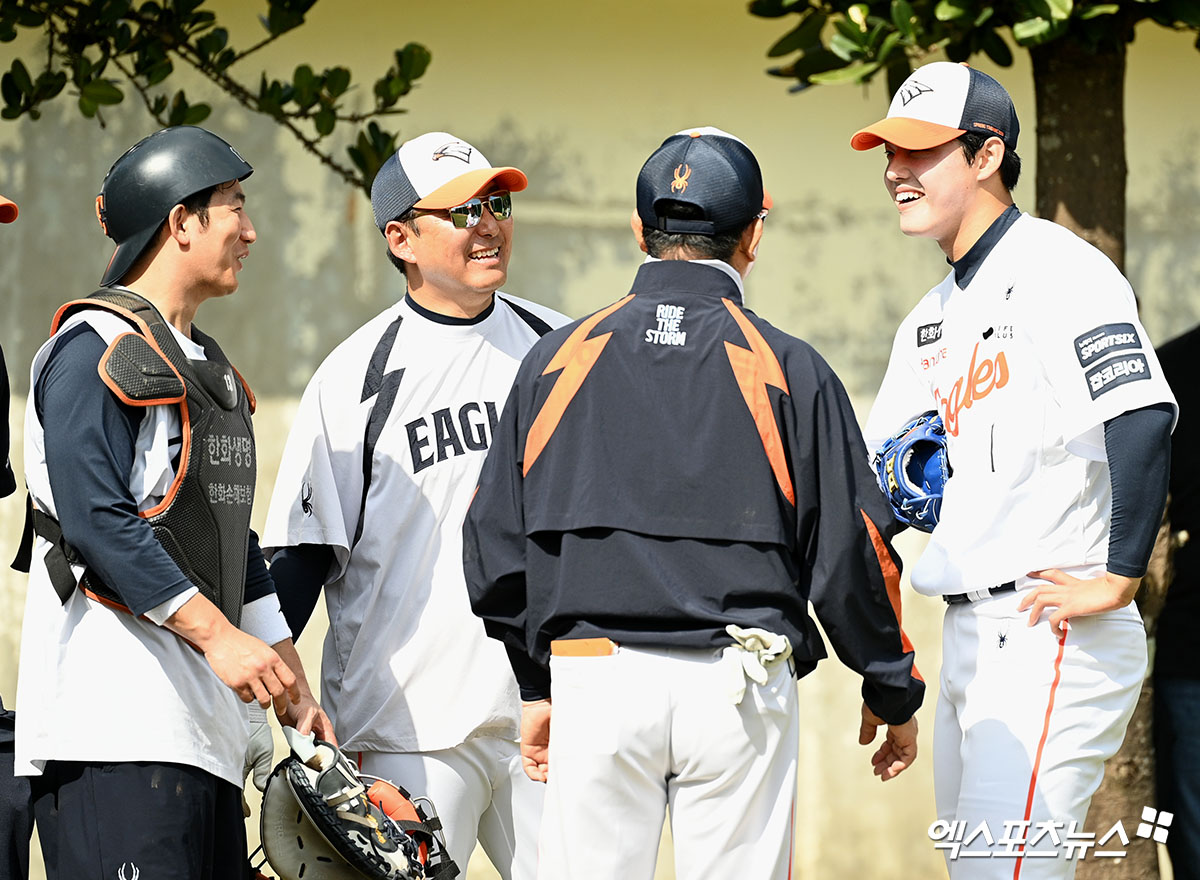 21일 오전 일본 오키나와 고친다 구장에서 진행된 한화 이글스 2차 스프링캠프, 한화 최재훈 문동주가 불펜 피칭을 마친 뒤 이야기를 나누고 있다. 엑스포츠뉴스 DB