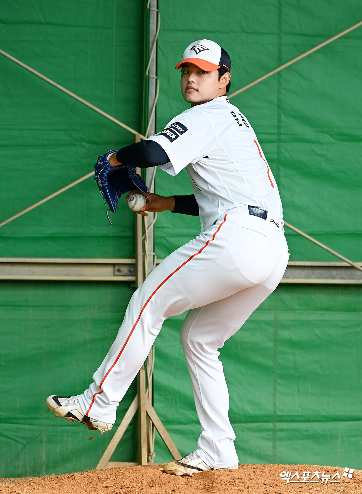 21일 일본 오키나와 고친다 구장에서 진행된 한화 이글스 2차 스프링캠프, 한화 문동주가 불펜 피칭을 하고 있다. 엑스포츠뉴스 DB