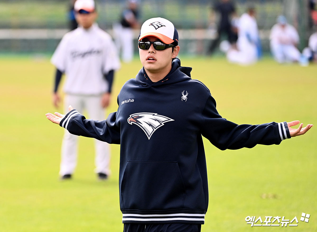 26일 오후 일본 오키나와 나고시영 구장에서 열리는 한화 이글스와 닛폰햄 파이터스의 연습경기, 한화 문동주가 웜업을 하고 있다. 엑스포츠뉴스 DB