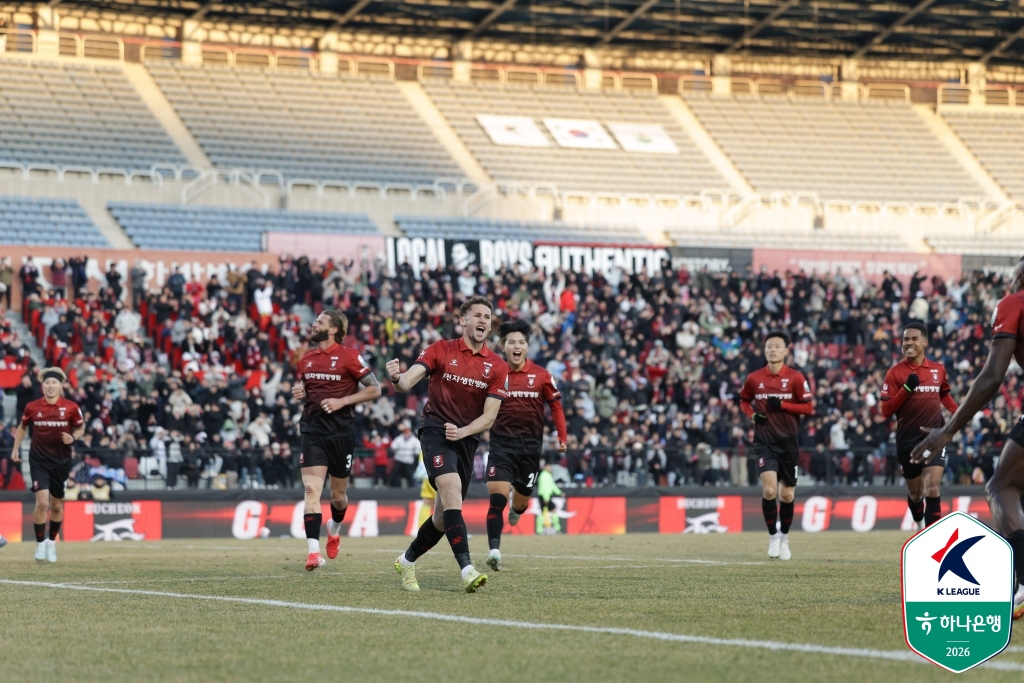 승격팀 부천FC가 또다시 자이언트 킬링에 도전한다. 장기 집권 중인 이영민 감독 체제에서 쌓은 끈끈한 조직력과 탄탄한 수비, 빠른 역습과 외인 공격수들의 개인 능력을 바탕으로 상대 수비를 괴롭히는 데 탁월한 모습을 보인 부천의 전략이 전북 현대와 대전하나시티즌에 이어 울산HD의 골문까지 열 수 있을지 기대된다. 사진 한국프로축구연맹