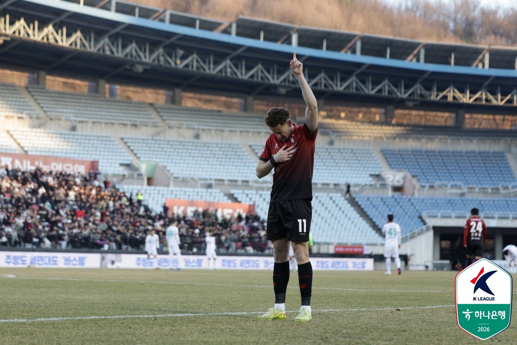 승격팀 부천FC가 또다시 자이언트 킬링에 도전한다. 장기 집권 중인 이영민 감독 체제에서 쌓은 끈끈한 조직력과 탄탄한 수비, 빠른 역습과 외인 공격수들의 개인 능력을 바탕으로 상대 수비를 괴롭히는 데 탁월한 모습을 보인 부천의 전략이 전북 현대와 대전하나시티즌에 이어 울산HD의 골문까지 열 수 있을지 기대된다. 사진 한국프로축구연맹