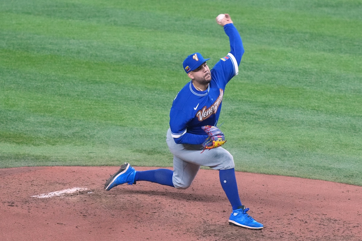 베네수엘라는 15일 미국 마이애미주 론디포 파크에서 일본과 2026 WBC 8강전을 치러 8-5로 승리했다. 베네수엘라는 오는 17일 같은 날 푸에르토리코를 꺾은 이탈리아와 결승행을 두고 4강전에 임한다. 이로써 베네수엘라는 2009년 대회 이후 17년 만에 WBC 준결승에 진출했다. 당시 베네수엘라는 한국과의 준결승에서 2-10으로 패한 바 있다. 지난 2023년 대회 우승팀 일본은 처음으로 8강전에서 대회를 마쳤다. 베네수엘라는 5회 마키엘 가르시아의 2점 홈런, 6회 와일러 아브레우의 대형 역전 3점 홈런을 쏘아 올려 전세를 7-5로 뒤집고 승기를 잡았다. 지난해까지 KBO리그에서 뛰었던 베네수엘라 엔마누엘 데 헤이수스는 2⅓이닝 무실점으로 승리투수가 됐다. 연합뉴스