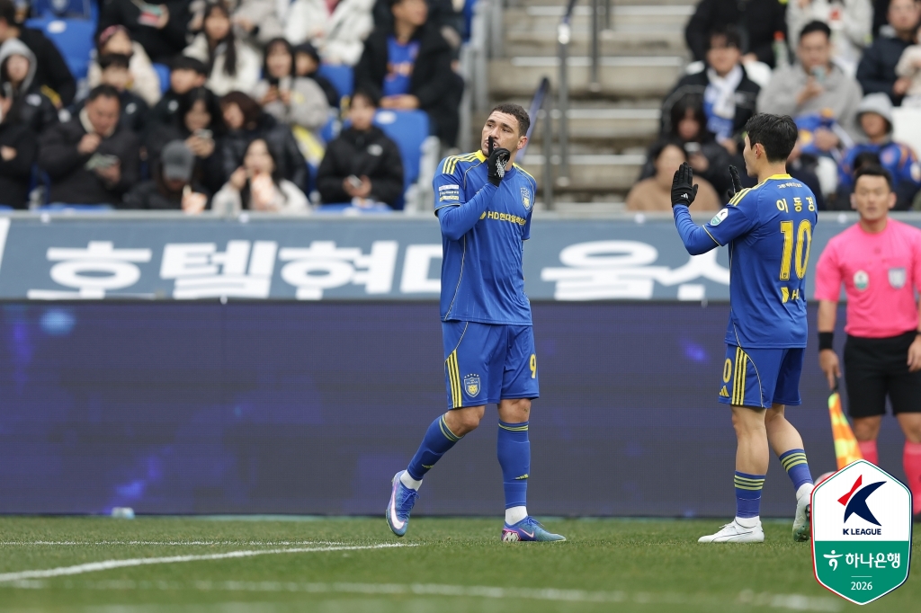 울산HD의 사령탑 김현석 감독이 부천FC를 상대로 강한 자신감을 드러냈다. 김 감독은 지난해 K리그2에서 전남 드래곤즈를 이끌 당시 부천과의 세 번의 맞대결에서 2승1무를 거둔 것을 언급하며 자신이 부천을 잘 파악하고 있다고 자신했다. 사진 한국프로축구연맹