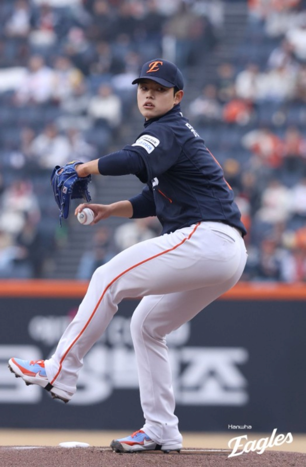 한화 이글스 우완투수 문동주가 15일 대전 한화생명 볼파크에서 열린 2026 신한 SOL KBO리그 SSG 랜더스와의 시범경기에 선발 등판했다. 3이닝 동안 38구를 던졌으며, 무피안타 무사사구 1탈삼진 무실점을 기록했다. 최고구속은 156km/h다. 한화 이글스