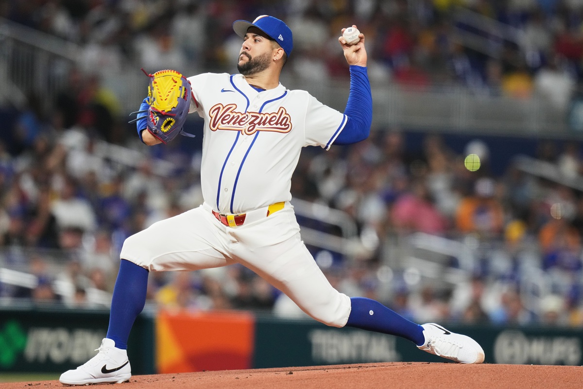 지난해까지 한국 무대에서 뛰던 베네수엘라 출신 좌완 투수 엔마누엘 데 헤이수스가 월드 스타 오타니 쇼헤이와 정면 승부를 펼친 끝에 삼진 처리해 눈길을 끌었다. 일본과 베네수엘라는 15일 오전 10시부터 미국 플로리다주 마이애미의 론디포 파크에서 2026 월드베이스볼클래식(WBC) 준준결승을 치르고 있다. 헤이수스는 2-5로 뒤진 상태에서 4회말 구원 등판, 1사 1, 2루 위기에서 오타니 쇼헤이, 사토 데루아키를 연속 삼진으로 솎아냈다. 이어 5회말엔 전 타석 3점포를 친 모리시타 쇼타를 루킹 삼진으로 잡는 등 역시 실점하지 않았다. 헤이수스는 6회말에도 마운드에 오른 뒤 메이저리거 무라카미 무네타카를 뜬공으로 잡고 마운드에서 내려왔다. 헤이수스가 호투하는 사이 베네수엘라는 2점포와 3점포를 묶어 7-5로 전세를 뒤집은 뒤 8회 한 점 추가해 8-5로 이겼다. 연합뉴스