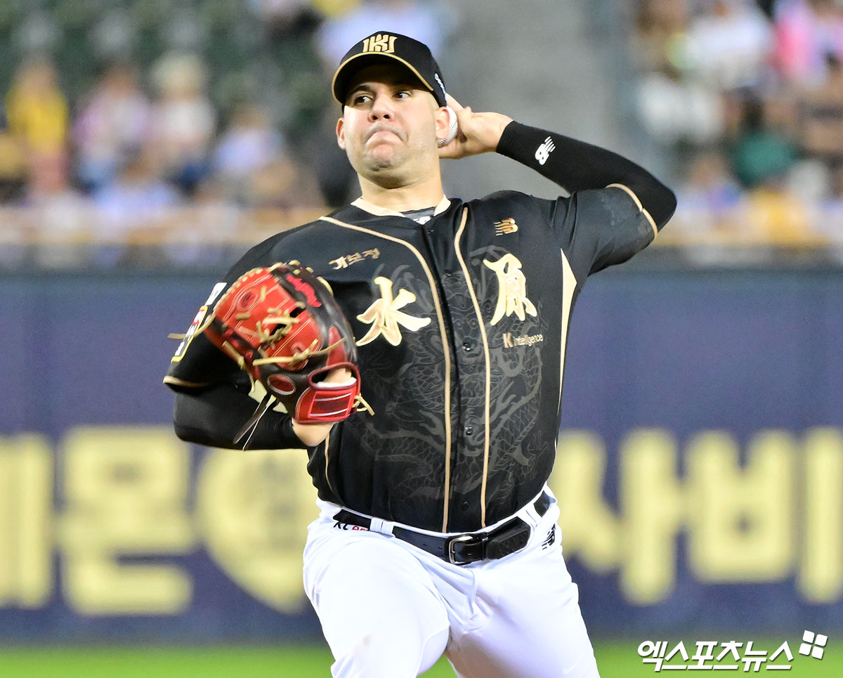 지난해까지 한국 무대에서 뛰던 베네수엘라 출신 좌완 투수 엔마누엘 데 헤이수스가 월드 스타 오타니 쇼헤이와 정면 승부를 펼친 끝에 삼진 처리해 눈길을 끌었다. 일본과 베네수엘라는 15일 오전 10시부터 미국 플로리다주 마이애미의 론디포 파크에서 2026 월드베이스볼클래식(WBC) 준준결승을 치르고 있다. 헤이수스는 2-5로 뒤진 상태에서 4회말 구원 등판, 1사 1, 2루 위기에서 오타니 쇼헤이, 사토 데루아키를 연속 삼진으로 솎아냈다. 이어 5회말엔 전 타석 3점포를 친 모리시타 쇼타를 루킹 삼진으로 잡는 등 역시 실점하지 않았다. 헤이수스는 6회말에도 마운드에 오른 뒤 메이저리거 무라카미 무네타카를 뜬공으로 잡고 마운드에서 내려왔다. 헤이수스가 호투하는 사이 베네수엘라는 2점포와 3점포를 묶어 7-5로 전세를 뒤집은 뒤 8회 한 점 추가해 8-5로 이겼다. 엑스포츠뉴스DB