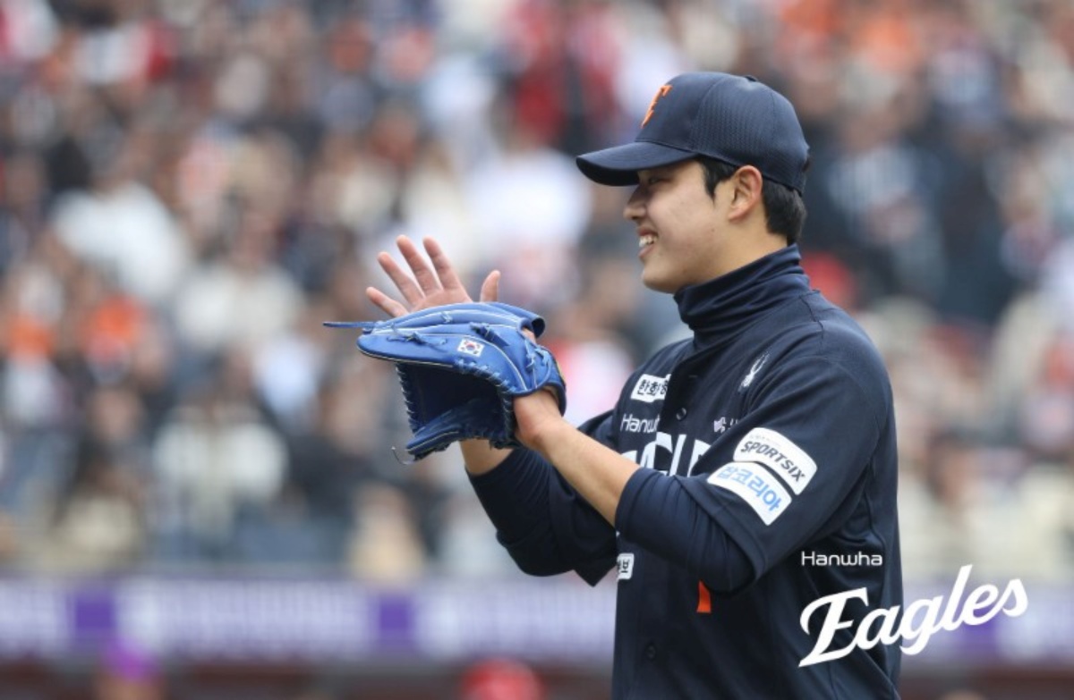 한화 이글스 우완투수 문동주가 15일 대전 한화생명 볼파크에서 열린 2026 신한 SOL KBO리그 SSG 랜더스와의 시범경기에 선발 등판했다. 3이닝 동안 38구를 던졌으며, 무피안타 무사사구 1탈삼진 무실점을 기록했다. 최고구속은 156km/h다. 한화 이글스