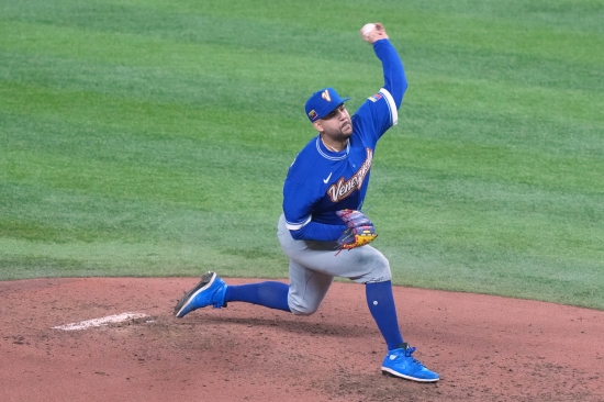 지난해까지 한국 무대에서 뛰던 베네수엘라 출신 좌완 투수 엔마누엘 데 헤이수스가 월드 스타 오타니 쇼헤이와 정면 승부를 펼친 끝에 삼진 처리해 눈길을 끌었다. 일본과 베네수엘라는 15일 오전 10시부터 미국 플로리다주 마이애미의 론디포 파크에서 2026 월드베이스볼클래식(WBC) 준준결승을 치르고 있다. 헤이수스는 2-5로 뒤진 상태에서 4회말 구원 등판, 1사 1, 2루 위기에서 오타니 쇼헤이, 사토 데루아키를 연속 삼진으로 솎아냈다. 이어 5회말엔 전 타석 3점포를 친 모리시타 쇼타를 루킹 삼진으로 잡는 등 역시 실점하지 않았다. 헤이수스는 6회말에도 마운드에 오른 뒤 메이저리거 무라카미 무네타카를 뜬공으로 잡고 마운드에서 내려왔다. 헤이수스가 호투하는 사이 베네수엘라는 2점포와 3점포를 묶어 7-5로 전세를 뒤집은 뒤 8회 한 점 추가해 8-5로 이겼다. 연합뉴스