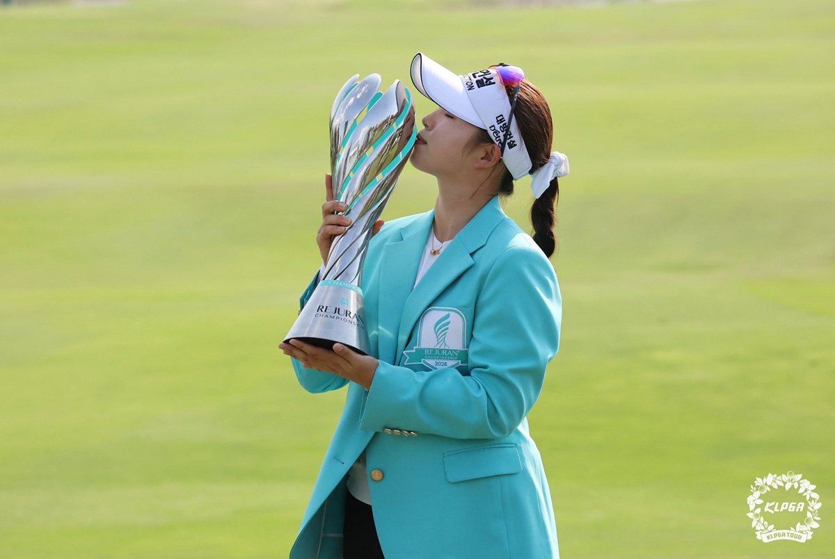 임진영이 15일(한국시간) 태국 촌부리의 아마타스프링 컨트리클럽(파72·6609야드)에서 열린 한국여자프로골프(KLPGA) 투어 2026시즌 개막전 리쥬란 챔피언십(총상금 12억원) 최종 라운드에서 보기 없이 버디만 7개를 몰아치며 7언더파 65타를 기록했다. 최종 합계 15언더파 273타로 이예원을 1타 차로 따돌리고 정규 투어 데뷔 첫 승을 역전 우승으로 장식했다. KLPGA