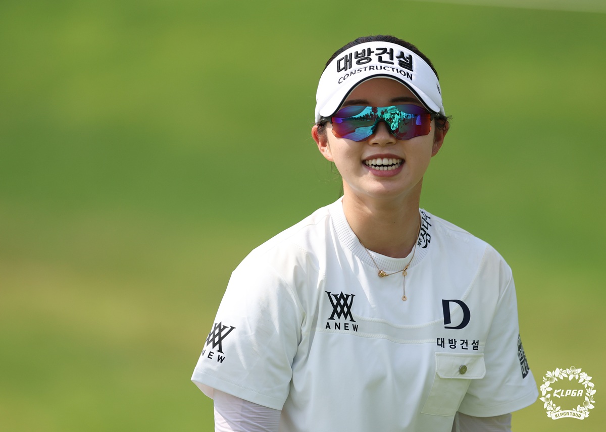 임진영이 15일(한국시간) 태국 촌부리의 아마타스프링 컨트리클럽(파72·6609야드)에서 열린 한국여자프로골프(KLPGA) 투어 2026시즌 개막전 리쥬란 챔피언십(총상금 12억원) 최종 라운드에서 보기 없이 버디만 7개를 몰아치며 7언더파 65타를 기록했다. 최종 합계 15언더파 273타로 이예원을 1타 차로 따돌리고 정규 투어 데뷔 첫 승을 역전 우승으로 장식했다. KLPGA