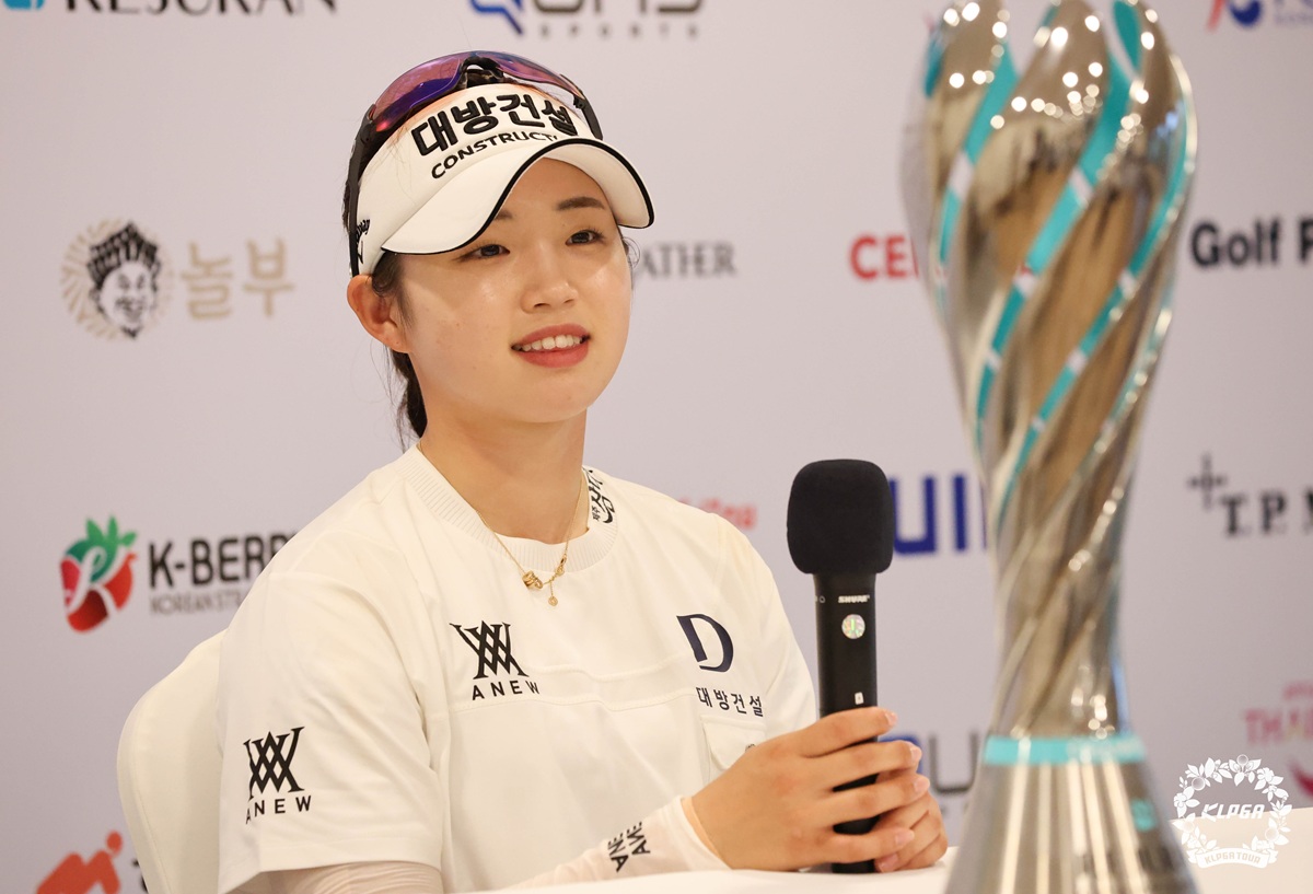 임진영이 15일(한국시간) 태국 촌부리의 아마타스프링 컨트리클럽(파72·6609야드)에서 열린 한국여자프로골프(KLPGA) 투어 2026시즌 개막전 리쥬란 챔피언십(총상금 12억원) 최종 라운드에서 보기 없이 버디만 7개를 몰아치며 7언더파 65타를 기록했다. 최종 합계 15언더파 273타로 이예원을 1타 차로 따돌리고 정규 투어 데뷔 첫 승을 역전 우승으로 장식했다. KLPGA