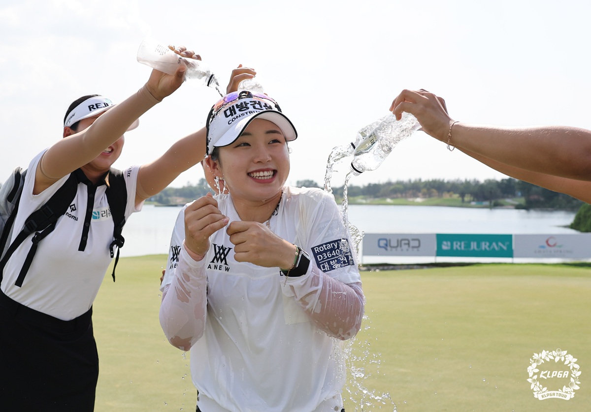 임진영이 15일(한국시간) 태국 촌부리의 아마타스프링 컨트리클럽(파72·6609야드)에서 열린 한국여자프로골프(KLPGA) 투어 2026시즌 개막전 리쥬란 챔피언십(총상금 12억원) 최종 라운드에서 보기 없이 버디만 7개를 몰아치며 7언더파 65타를 기록했다. 최종 합계 15언더파 273타로 이예원을 1타 차로 따돌리고 정규 투어 데뷔 첫 승을 역전 우승으로 장식했다. KLPGA