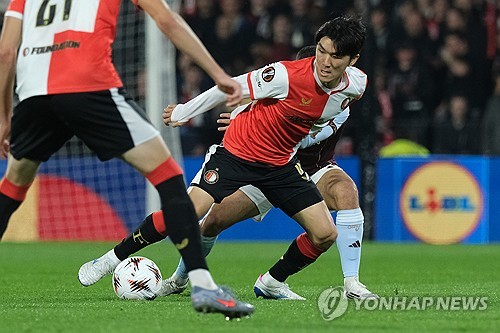 황인범이 지난 15일(한국시간) 네덜란드 로테르담에 있는 페예노르트 스타디움에서 열린 엑실시오르와의 2025-2026시즌 에레비디지 27라운드 홈 경기에 선발 출장했다가 전반에 교체됐다. 이날 전반 44분 전반 종료 직전 발목을 절뚝거렸고 결국 의료진의 부축을 받으며 빠졌다. 연합뉴스