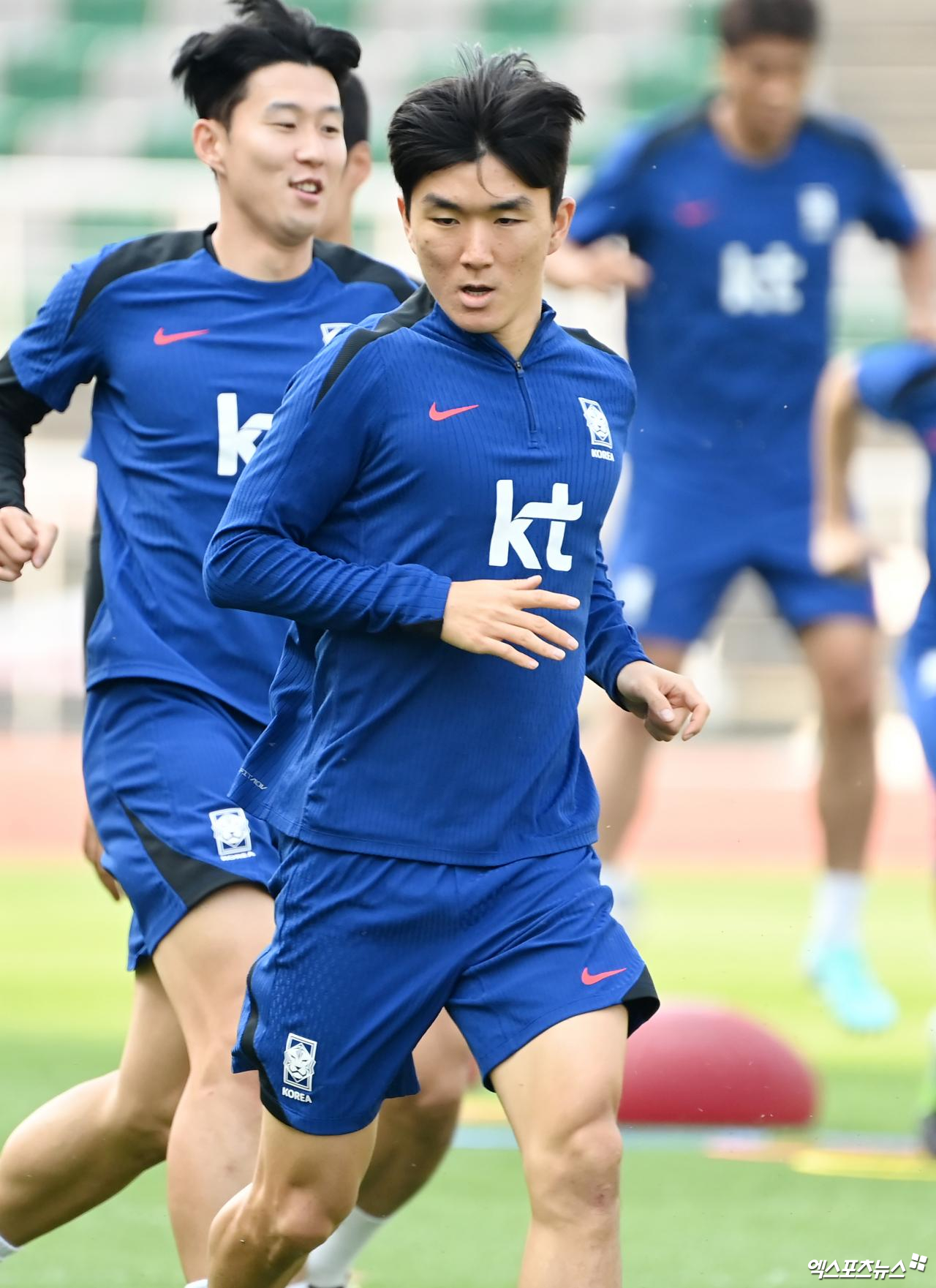 황인범이 지난 15일(한국시간) 네덜란드 로테르담에 있는 페예노르트 스타디움에서 열린 엑실시오르와의 2025-2026시즌 에레비디지 27라운드 홈 경기에 선발 출장했다가 전반에 교체됐다. 이날 전반 44분 전반 종료 직전 발목을 절뚝거렸고 결국 의료진의 부축을 받으며 빠졌다. 엑스포츠뉴스DB