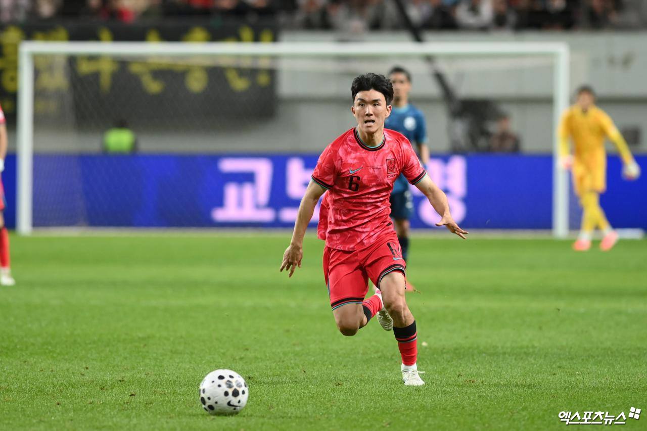 황인범이 지난 15일(한국시간) 네덜란드 로테르담에 있는 페예노르트 스타디움에서 열린 엑실시오르와의 2025-2026시즌 에레비디지 27라운드 홈 경기에 선발 출장했다가 전반에 교체됐다. 이날 전반 44분 전반 종료 직전 발목을 절뚝거렸고 결국 의료진의 부축을 받으며 빠졌다. 엑스포츠뉴스DB