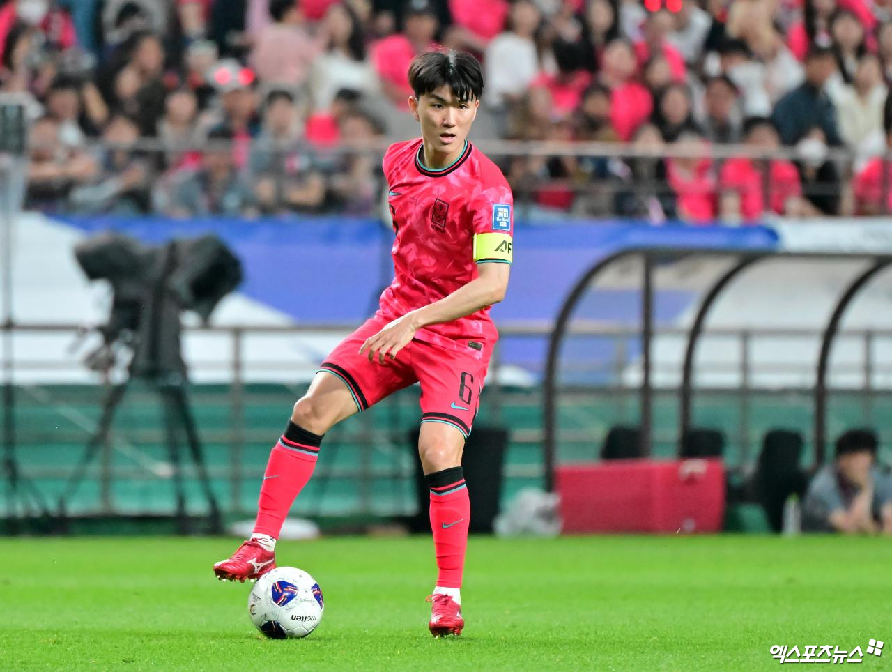 황인범이 지난 15일(한국시간) 네덜란드 로테르담에 있는 페예노르트 스타디움에서 열린 엑실시오르와의 2025-2026시즌 에레비디지 27라운드 홈 경기에 선발 출장했다가 전반에 교체됐다. 이날 전반 44분 전반 종료 직전 발목을 절뚝거렸고 결국 의료진의 부축을 받으며 빠졌다. 엑스포츠뉴스DB