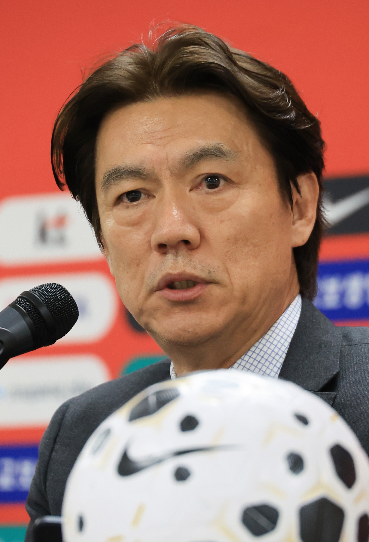 홍명보 감독이 16일 천안시 코리아풋볼파크에서 진행된 명단 발표 기자회견을 통해 오는 3월 열리는 A매치 26인의 대표팀 명단을 발표했다.   홍명보호는 오는 28일 오후 11시 영국 밀턴 케인스에 있는 MK돈스 스타디움에서 코트디부아르 대표팀과 첫 경기를 갖는다. 이어 4월 1일 오전 3시 45분 오스트리아 비엔나로 이동해 에른스트 하펠 스타디온에서 오스트리아와 2차전을 치른다. 연합뉴스