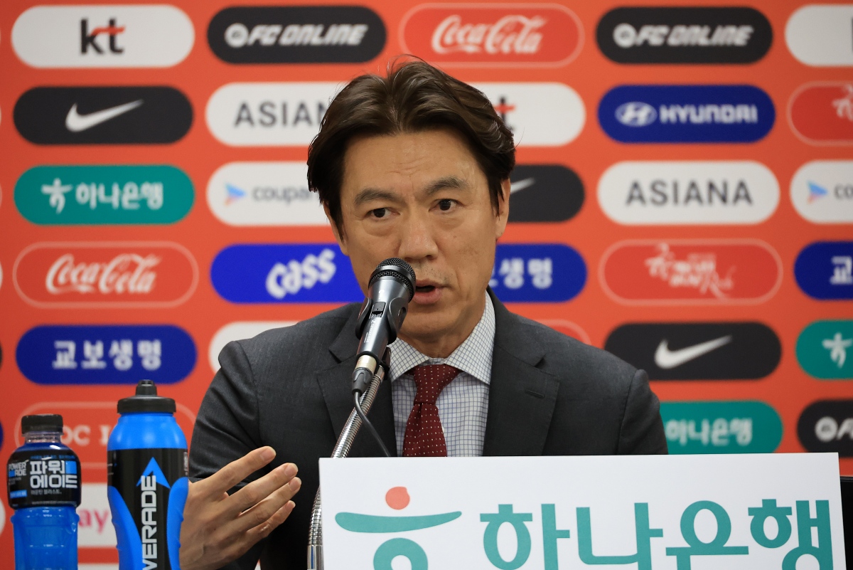 홍명보 감독이 16일 천안시 코리아풋볼파크에서 진행된 명단 발표 기자회견을 통해 오는 3월 열리는 A매치 26인의 대표팀 명단을 발표했다.   홍명보호는 오는 28일 오후 11시 영국 밀턴 케인스에 있는 MK돈스 스타디움에서 코트디부아르 대표팀과 첫 경기를 갖는다. 이어 4월 1일 오전 3시 45분 오스트리아 비엔나로 이동해 에른스트 하펠 스타디온에서 오스트리아와 2차전을 치른다. 연합뉴스