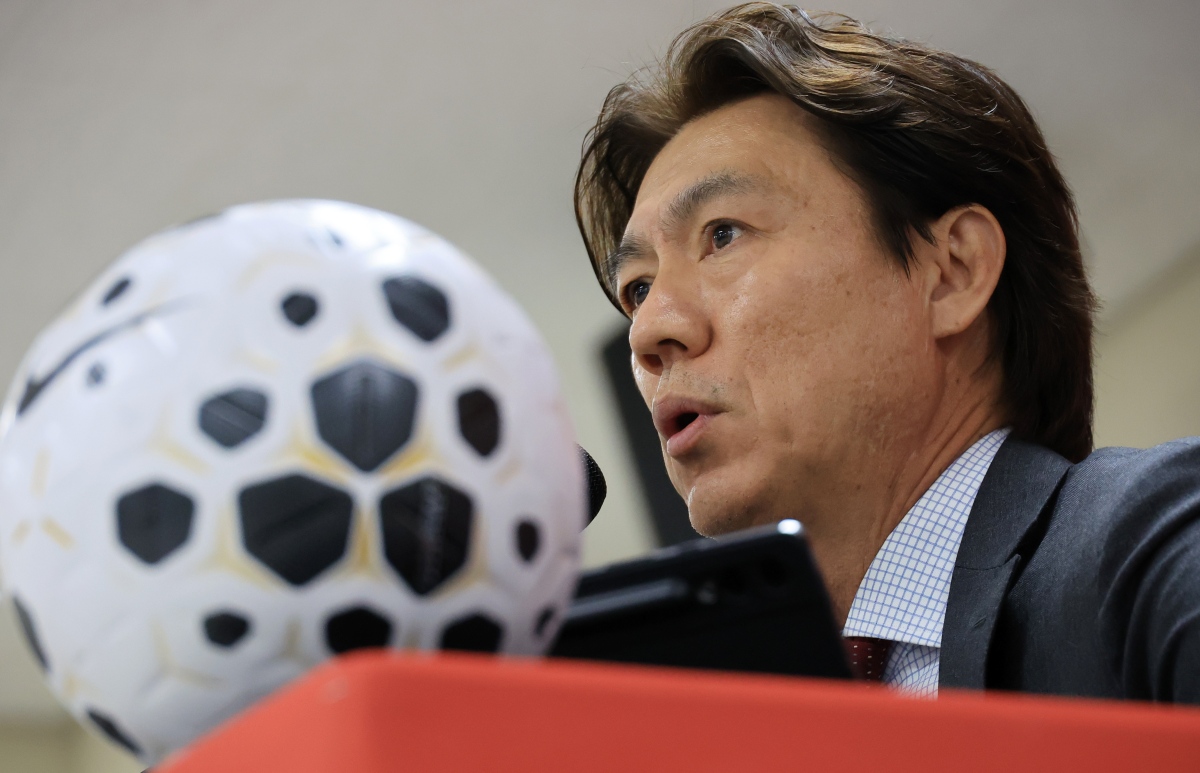 홍명보 감독이 16일 천안시 코리아풋볼파크에서 진행된 명단 발표 기자회견을 통해 오는 3월 열리는 A매치 26인의 대표팀 명단을 발표했다.   홍명보호는 오는 28일 오후 11시 영국 밀턴 케인스에 있는 MK돈스 스타디움에서 코트디부아르 대표팀과 첫 경기를 갖는다. 이어 4월 1일 오전 3시 45분 오스트리아 비엔나로 이동해 에른스트 하펠 스타디온에서 오스트리아와 2차전을 치른다. 연합뉴스